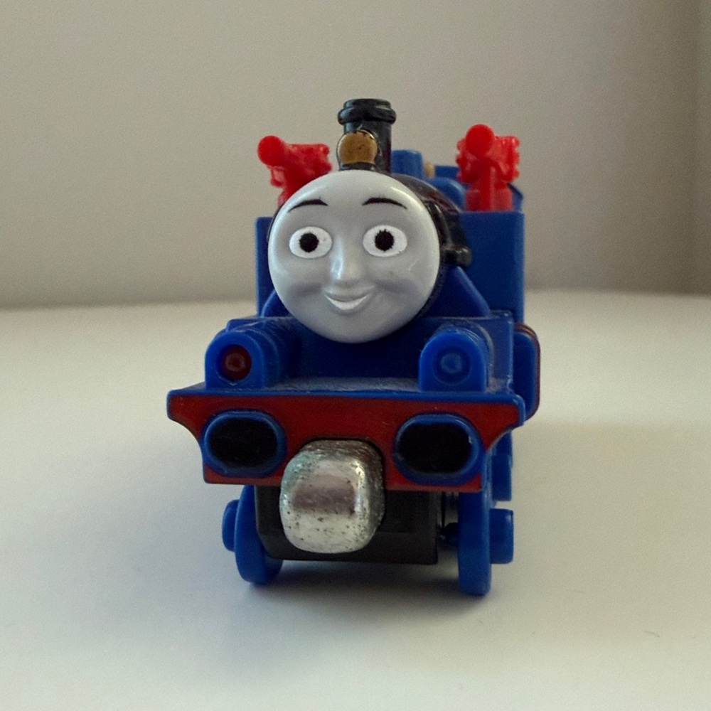 Thomas the Train Toys "Belle" Blue Train with signature red water cannon - Picture 5 of 8
